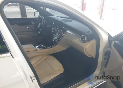 2019 Mercedes-Benz C 300 z USA, uszkodzony, nr VIN 55SWF8DB3KU293995